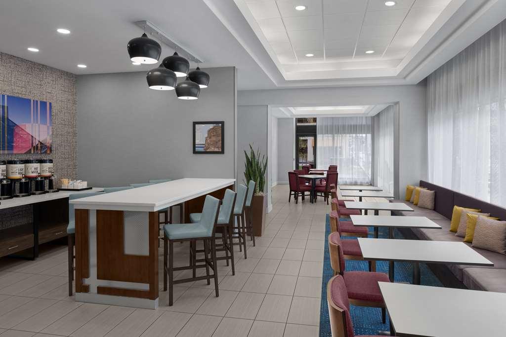 Hampton Inn Cleveland-Downtown Restoran gambar