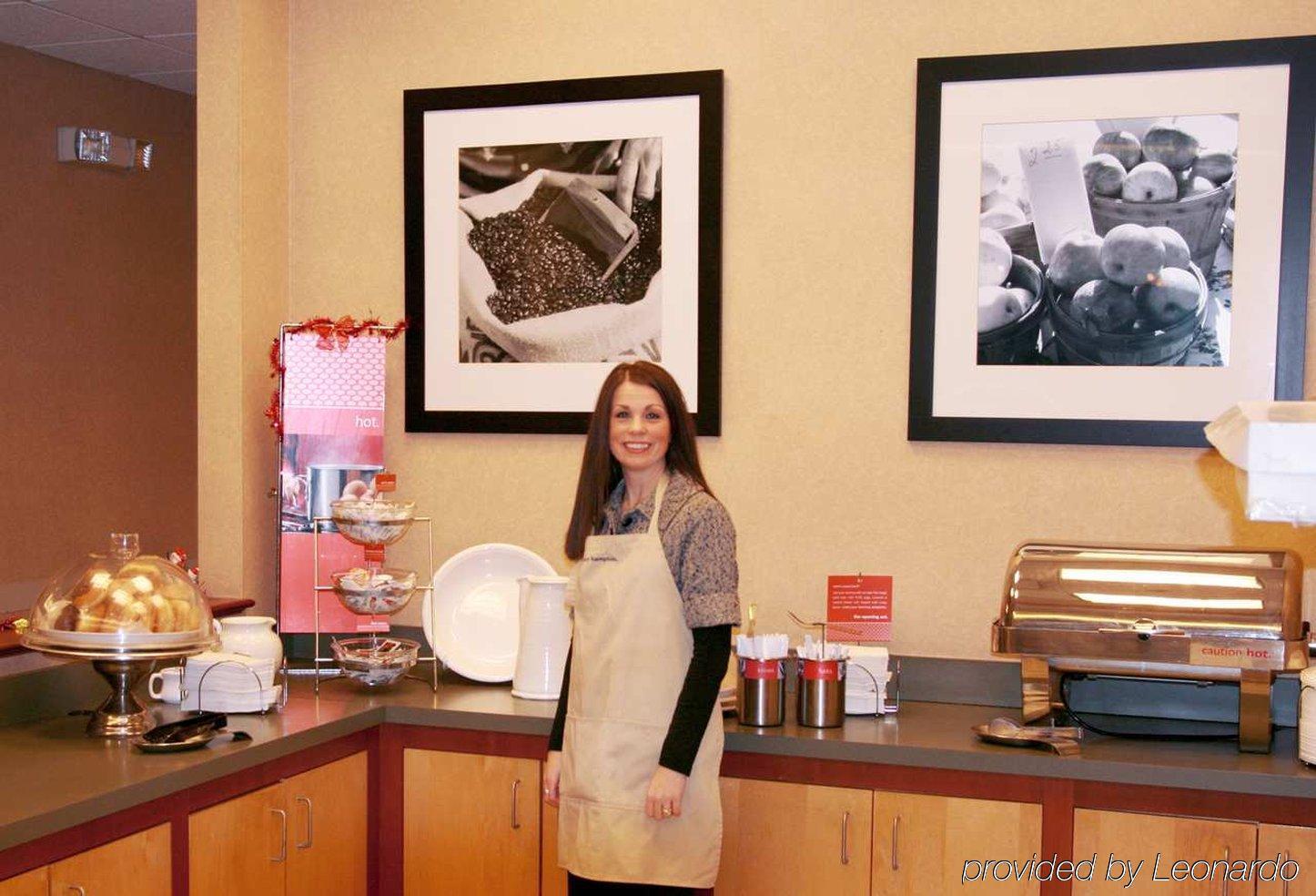 Hampton Inn Cleveland-Downtown Restoran gambar
